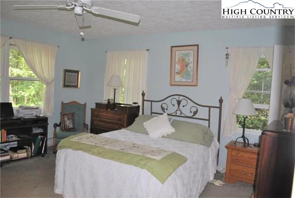 Image number 19 for the current listing
