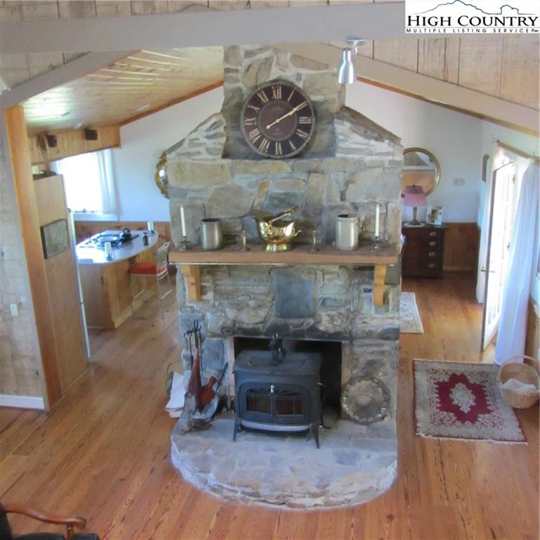 Image number 9 for the current listing