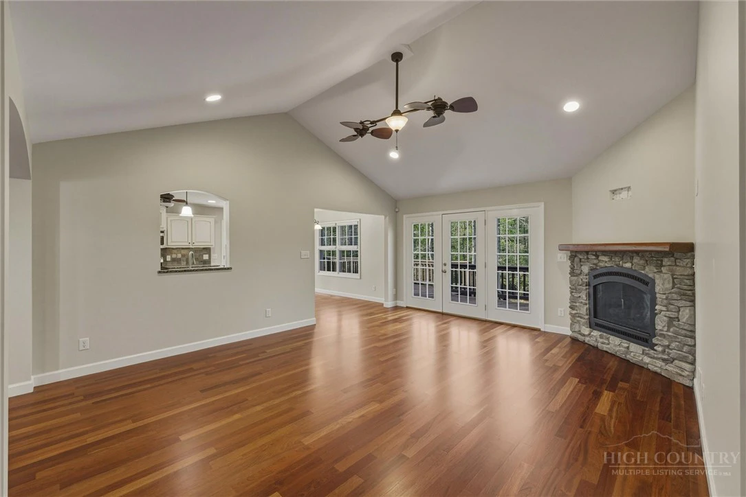 Image number 16 for the current listing
