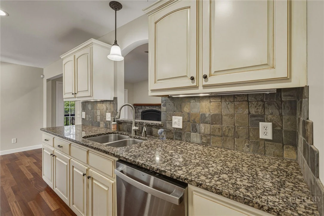 Image number 19 for the current listing