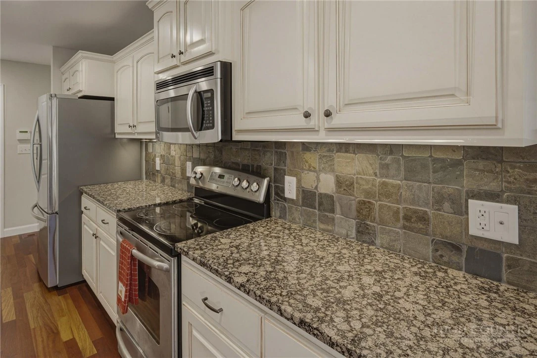 Image number 20 for the current listing