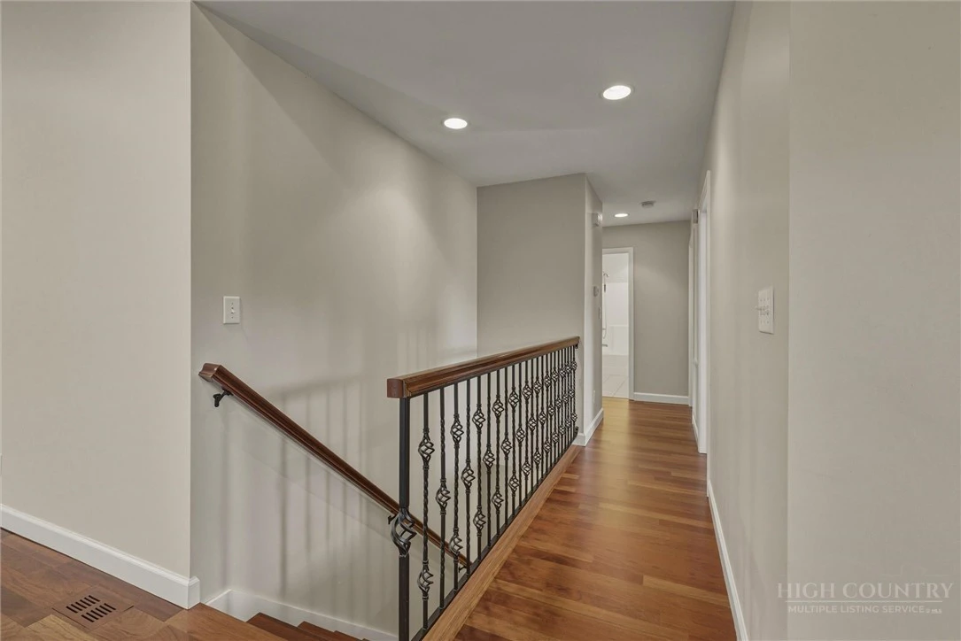 Image number 26 for the current listing