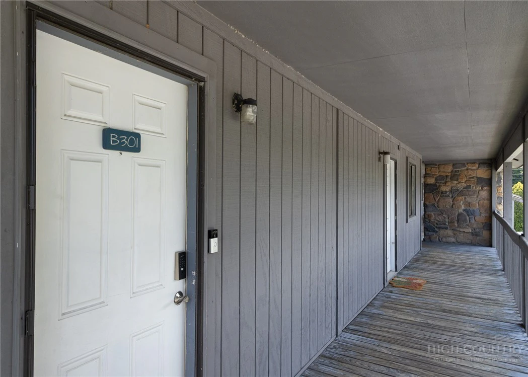 Image number 1 for the current listing