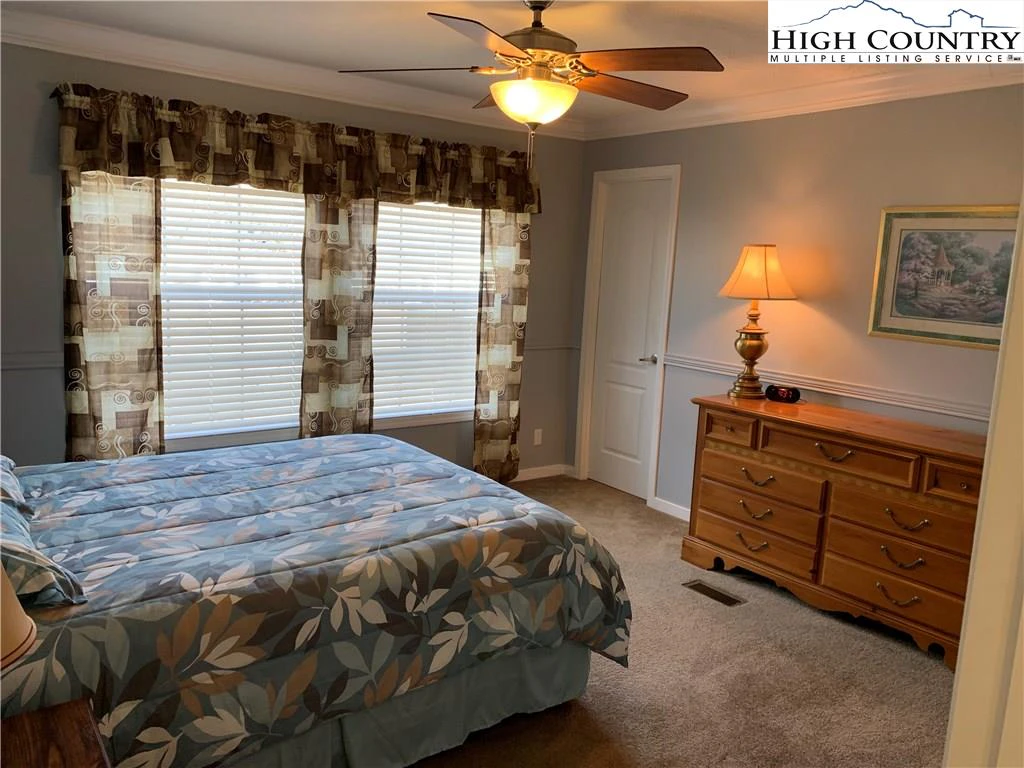 Image number 4 for the current listing