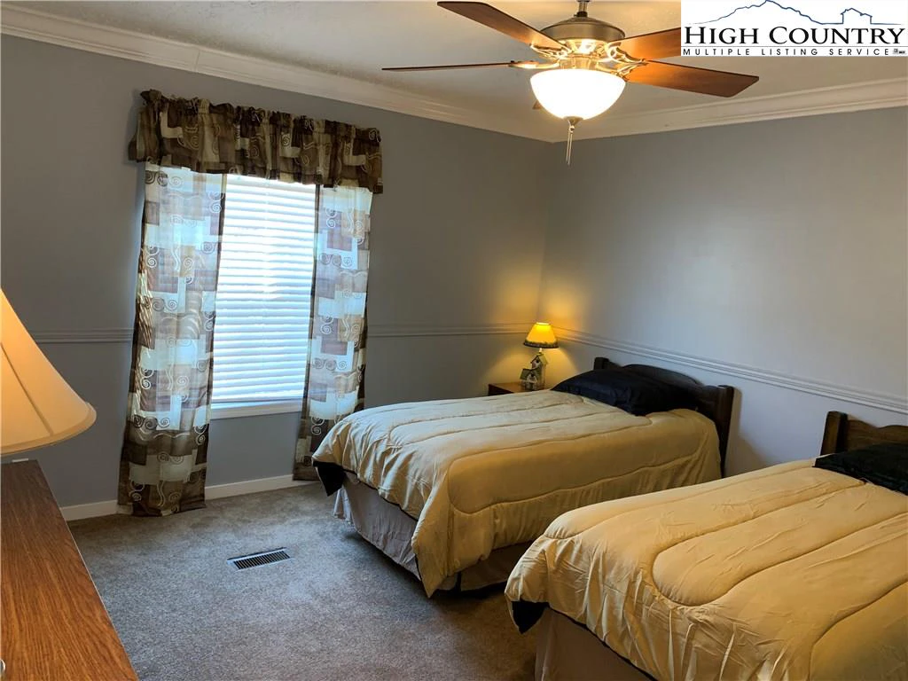 Image number 5 for the current listing