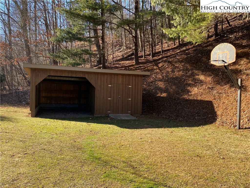 Image number 15 for the current listing