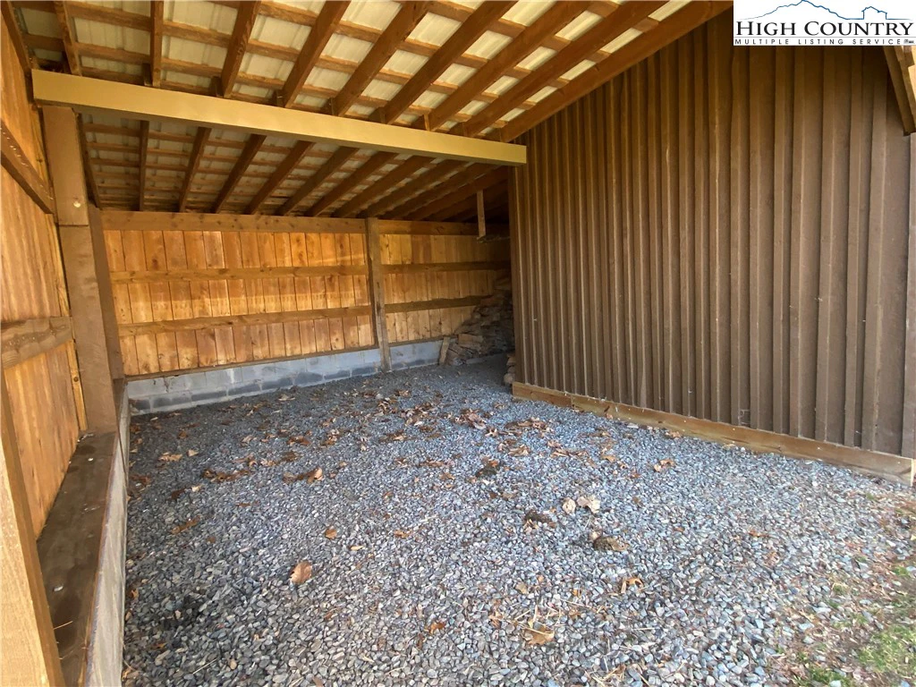 Image number 17 for the current listing