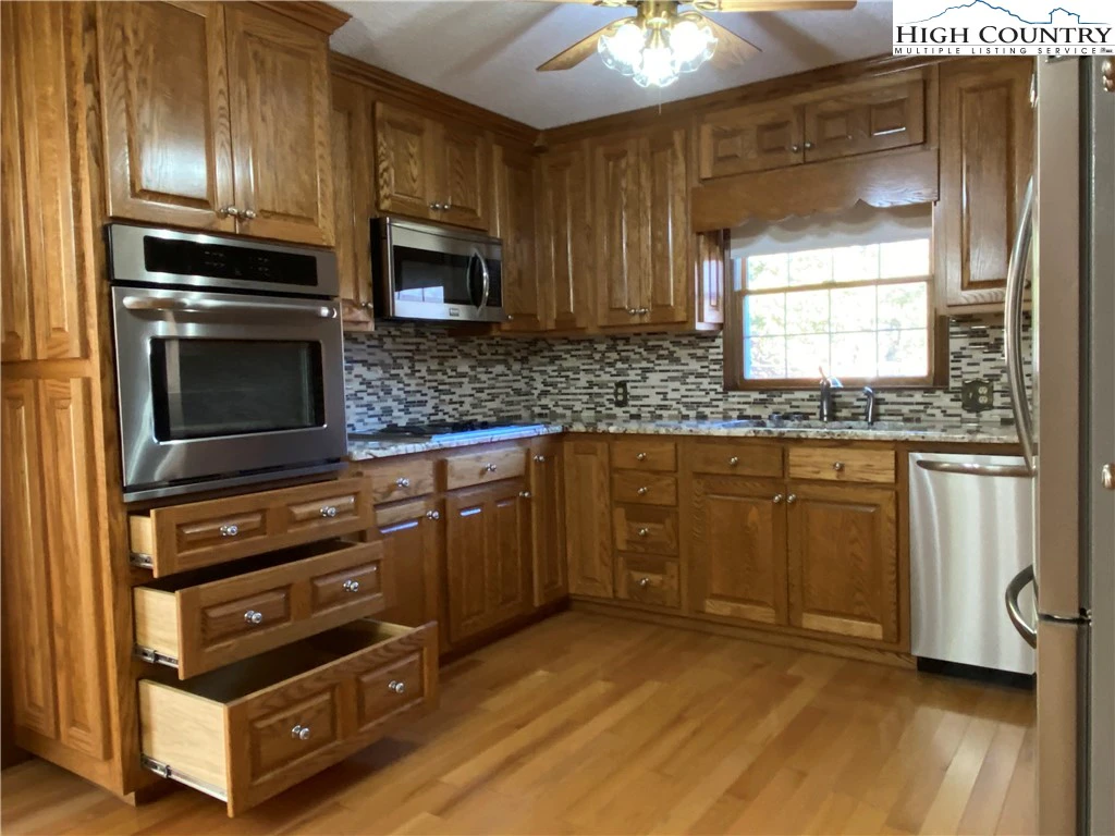 Image number 13 for the current listing