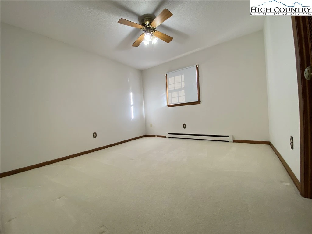 Image number 4 for the current listing
