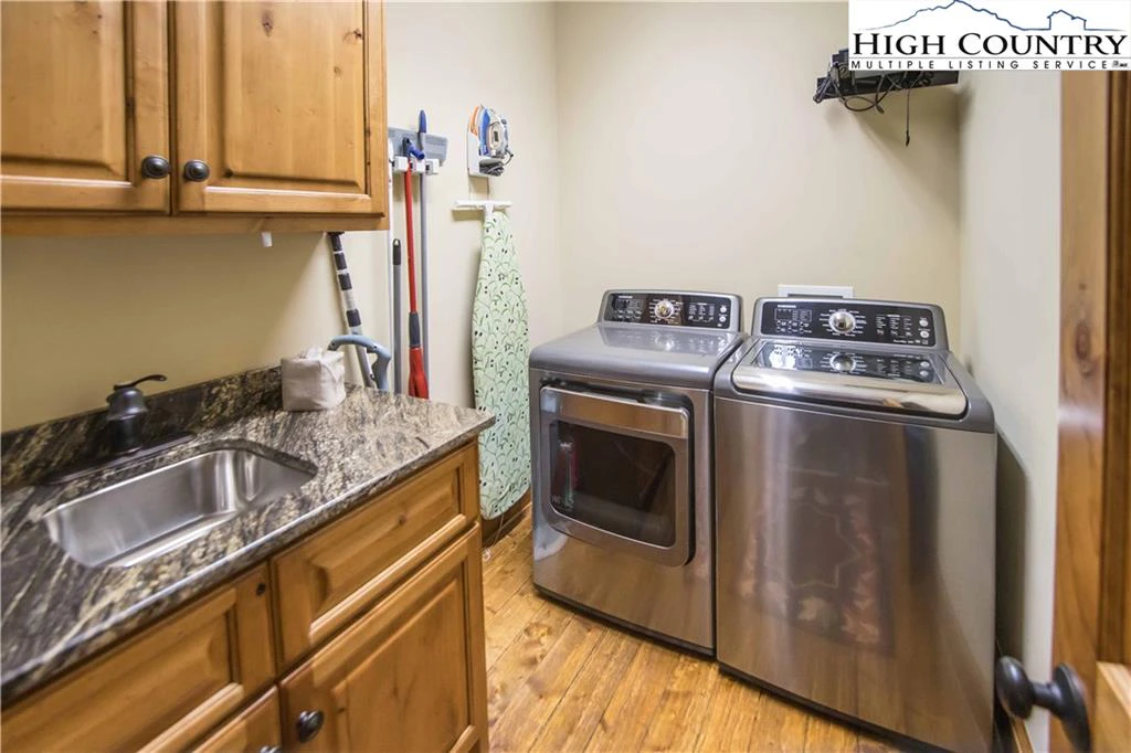 Image number 3 for the current listing