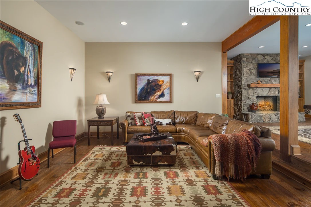 Image number 9 for the current listing