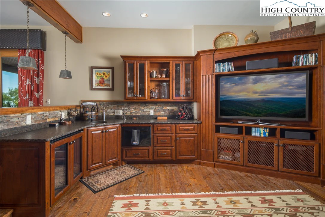 Image number 10 for the current listing