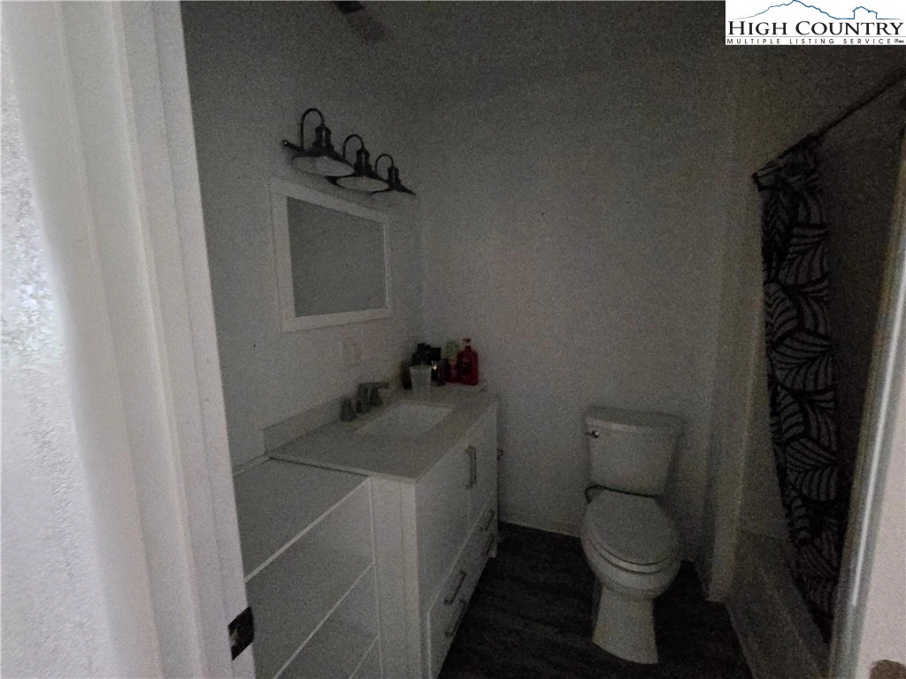 Image number 16 for the current listing