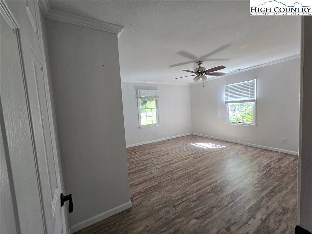 Image number 15 for the current listing