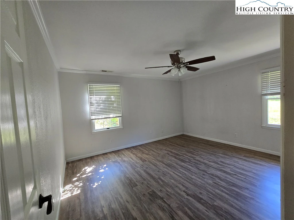 Image number 14 for the current listing