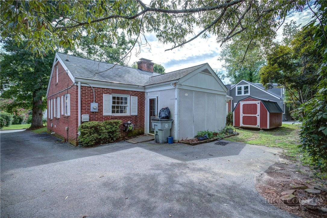 Image number 15 for the current listing