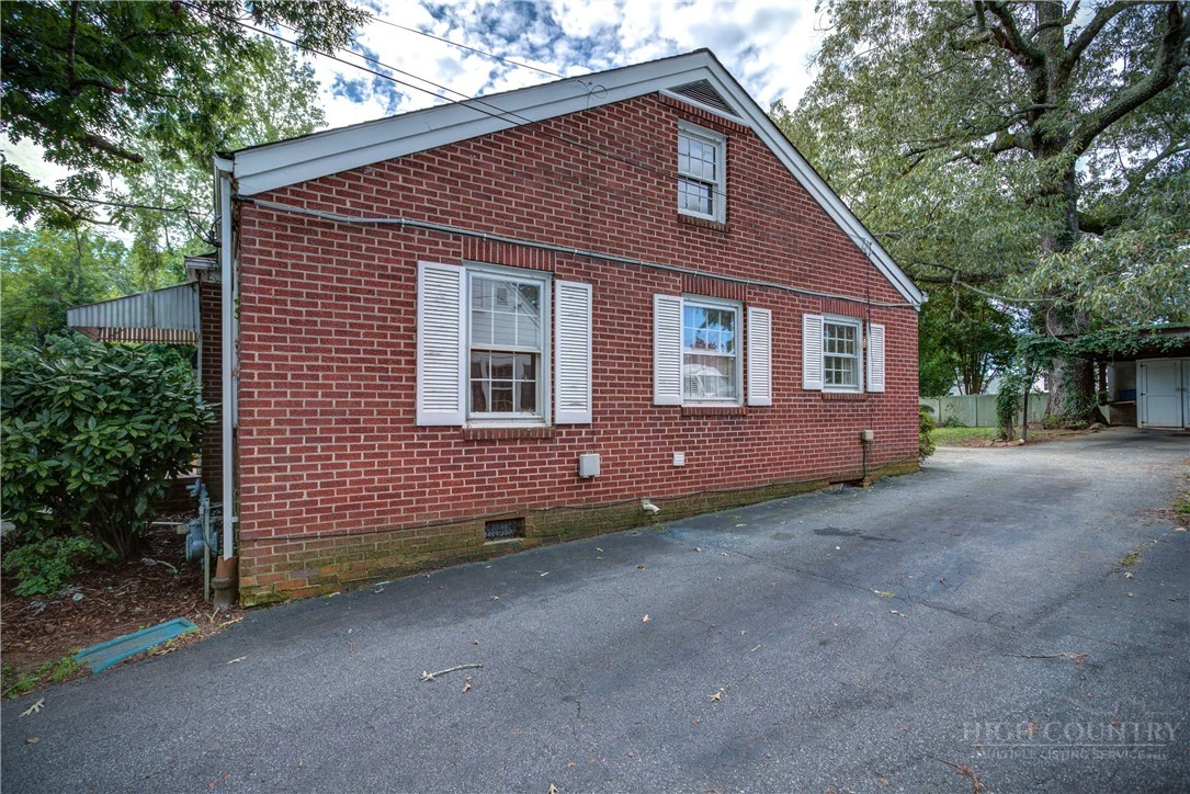 Image number 19 for the current listing