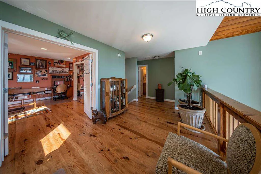 Image number 8 for the current listing