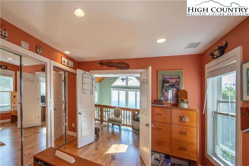 Image number 10 for the current listing