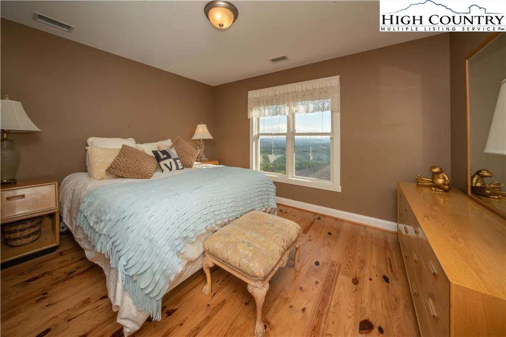 Image number 11 for the current listing