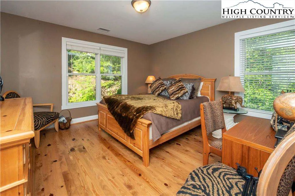 Image number 2 for the current listing