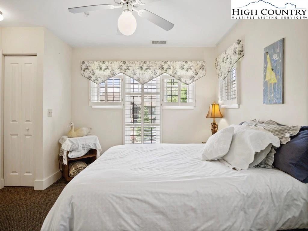 Image number 11 for the current listing