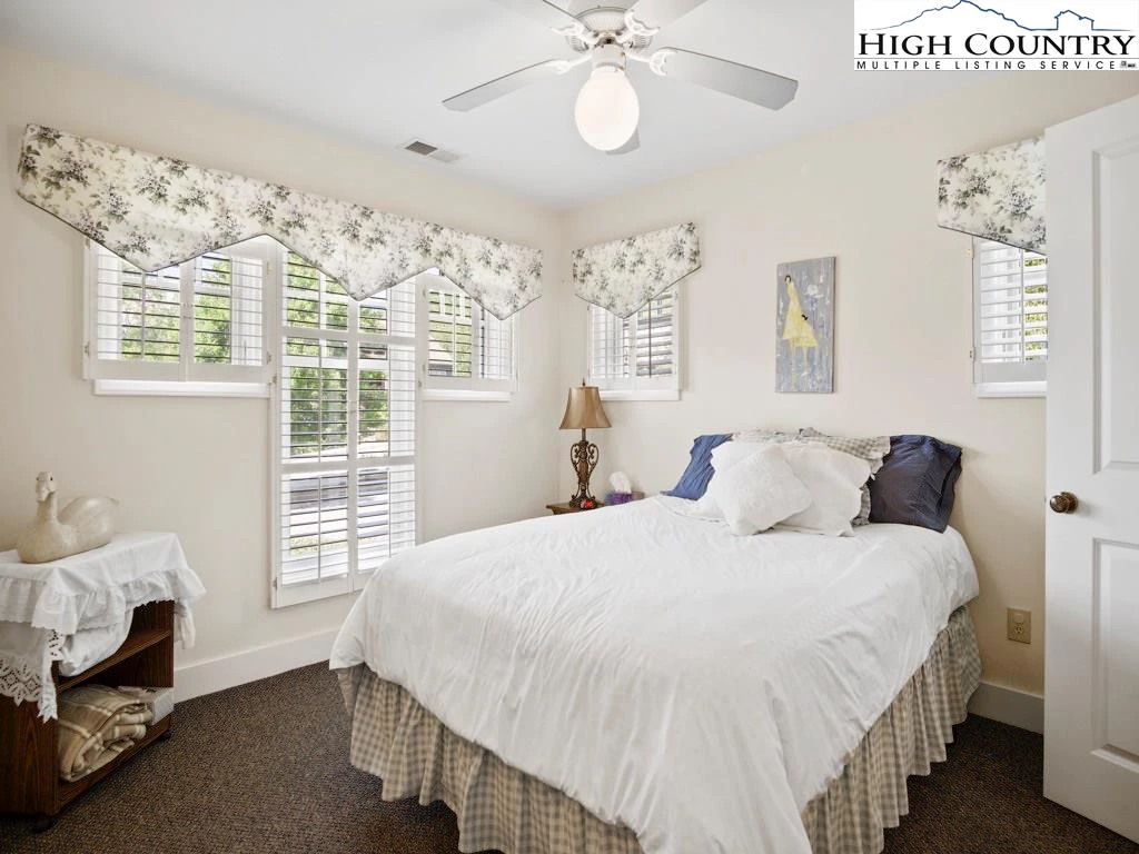 Image number 4 for the current listing