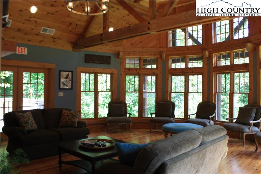 Image number 14 for the current listing