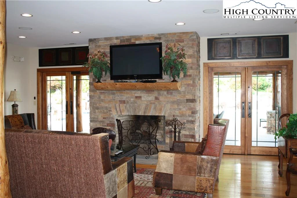 Image number 17 for the current listing