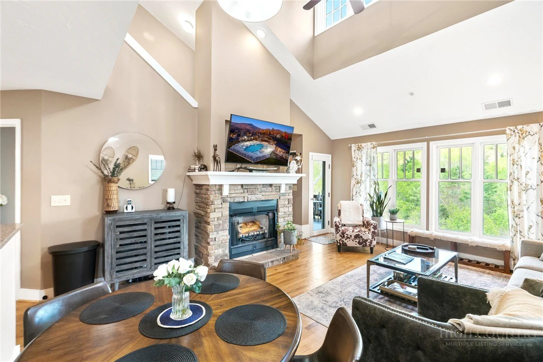 Image number 1 for the current listing