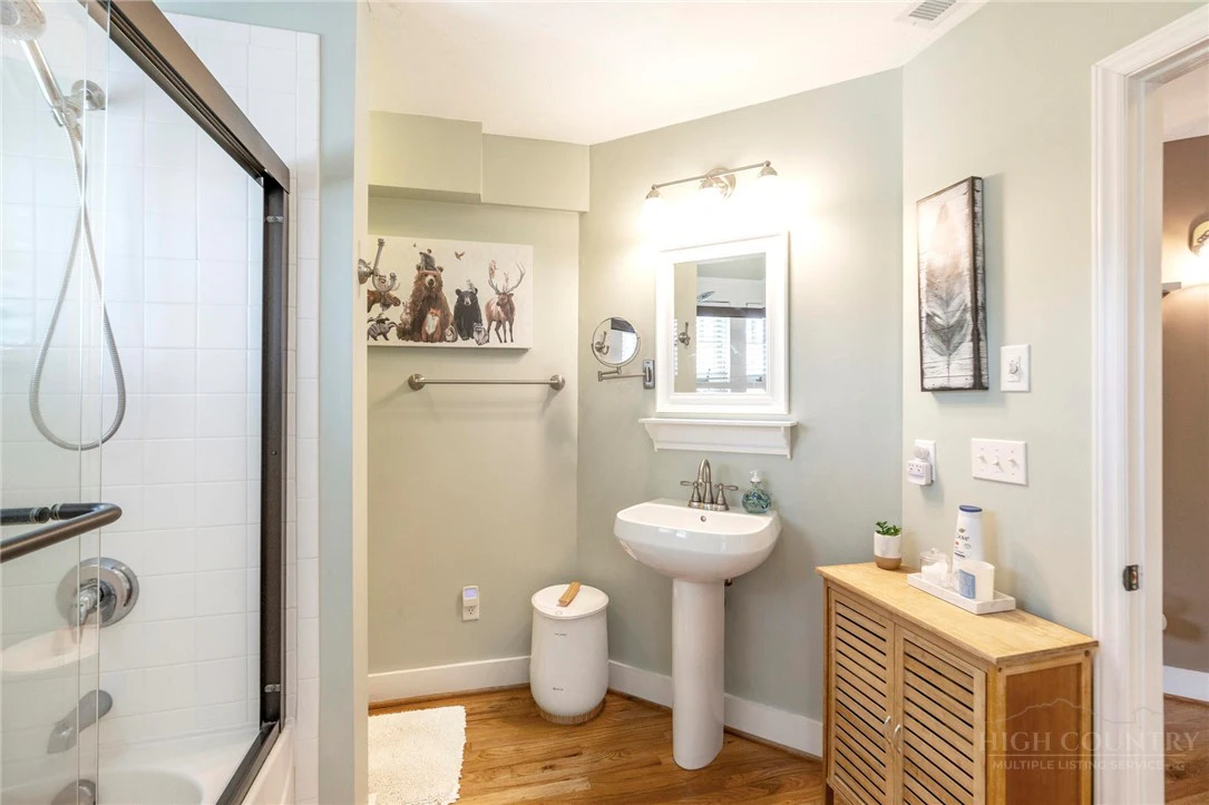 Image number 5 for the current listing