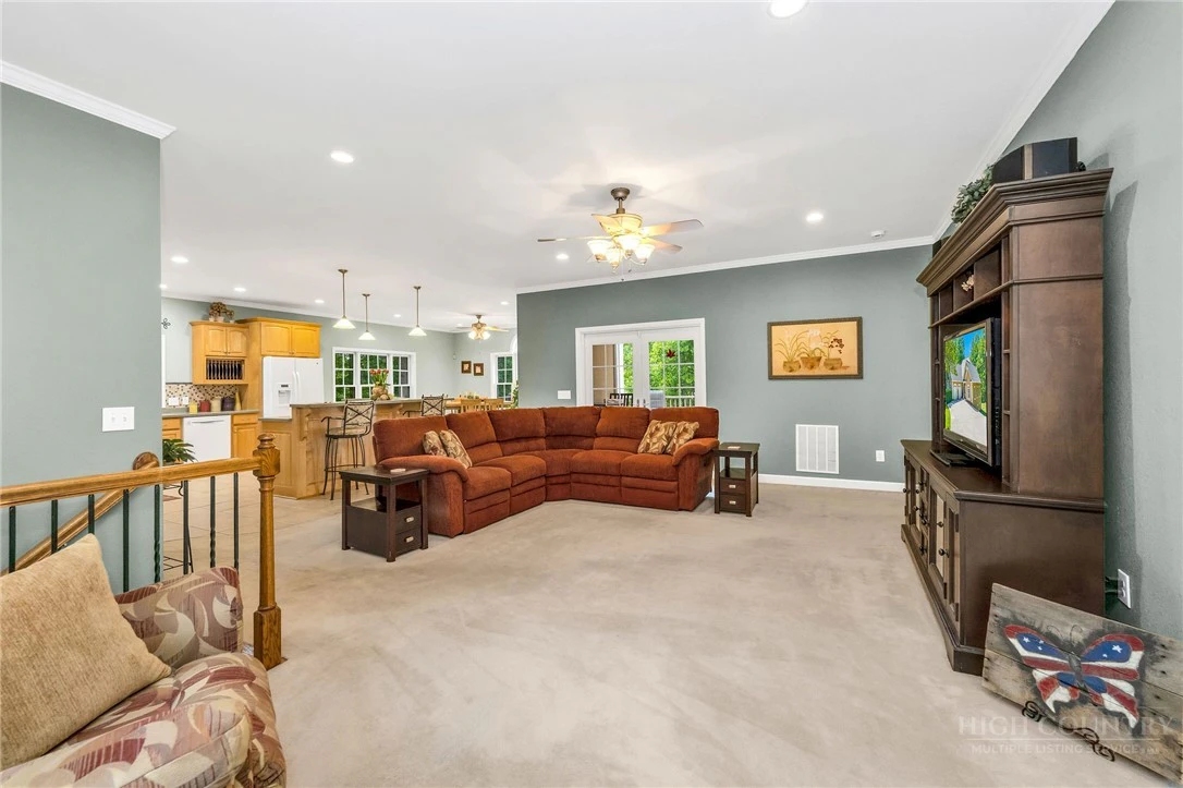 Image number 9 for the current listing