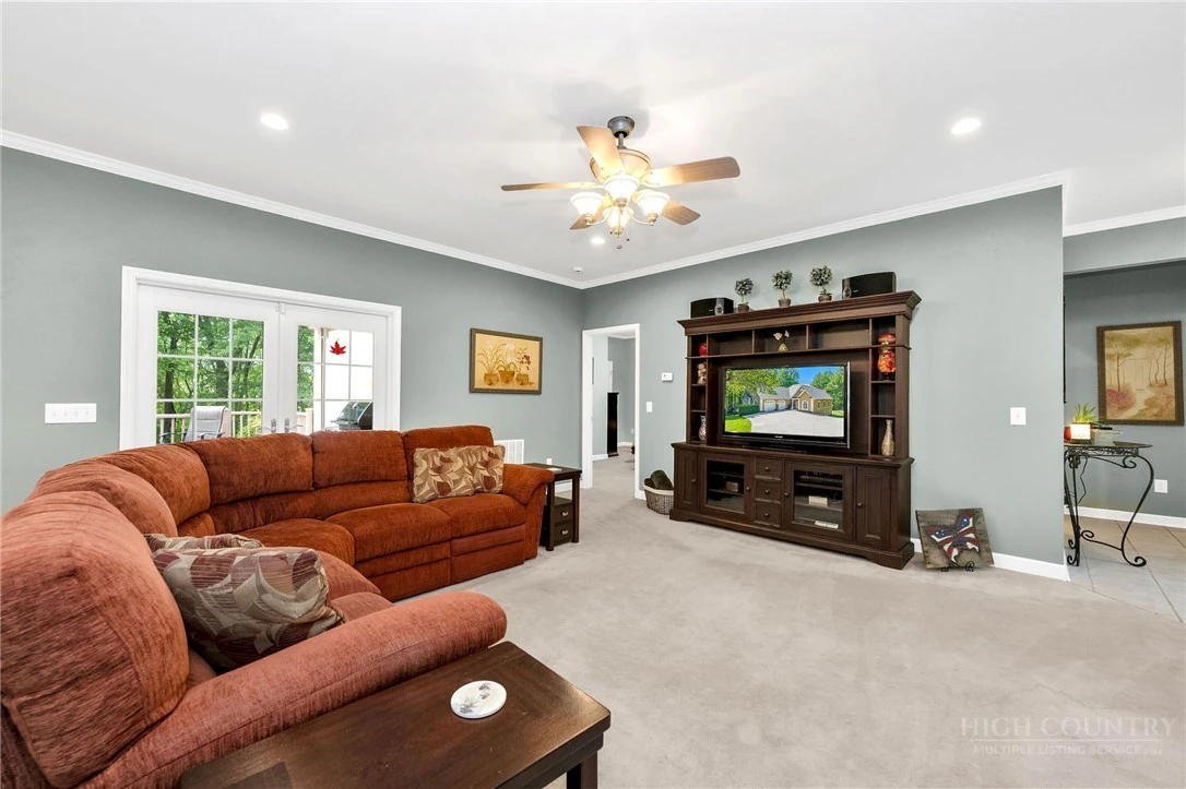 Image number 11 for the current listing