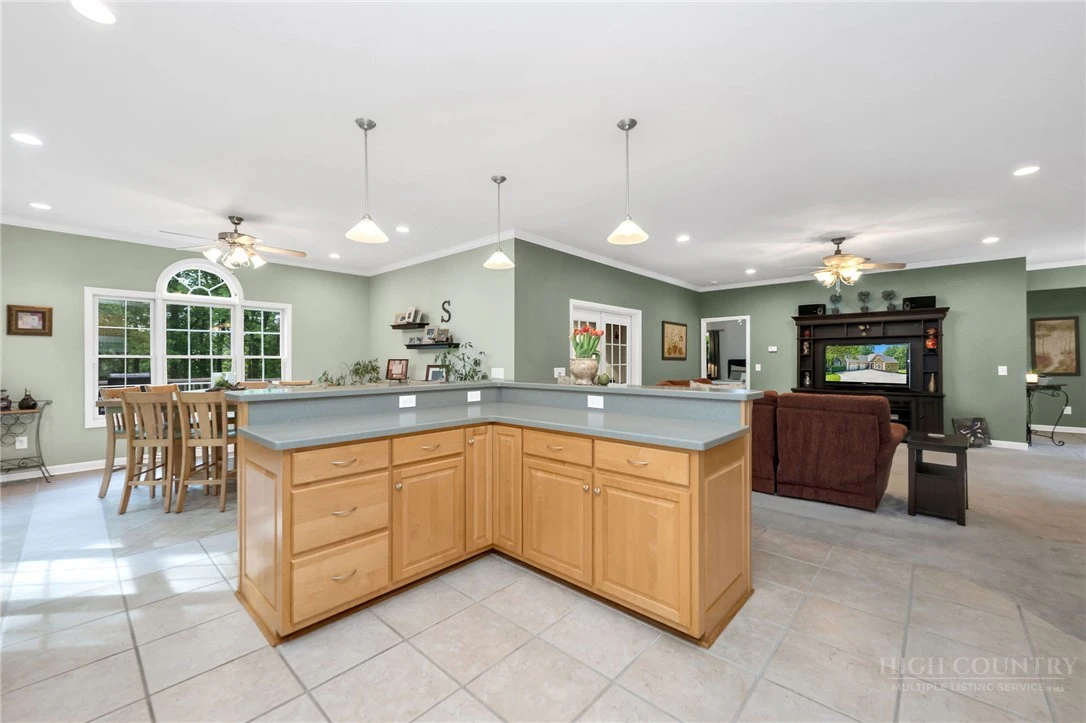Image number 20 for the current listing