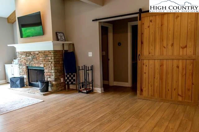 Image number 5 for the current listing