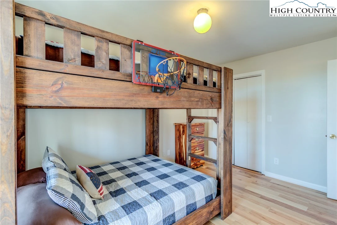 Image number 12 for the current listing