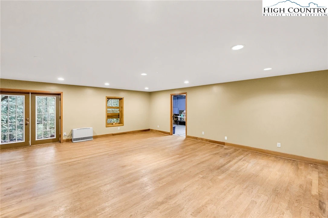 Image number 14 for the current listing