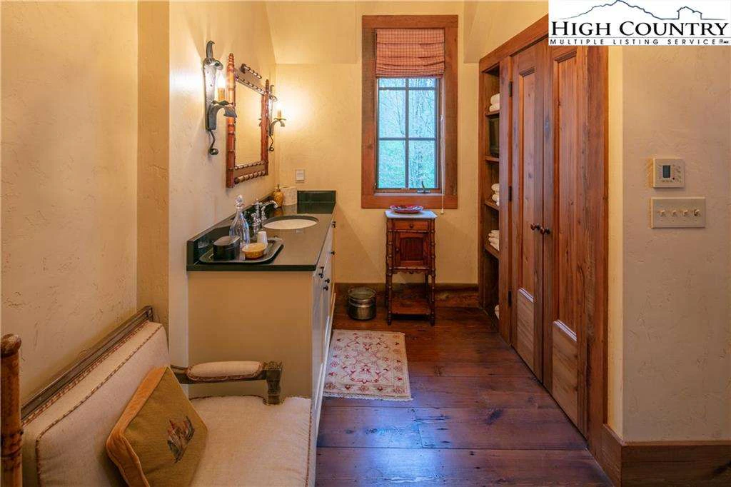 Image number 4 for the current listing