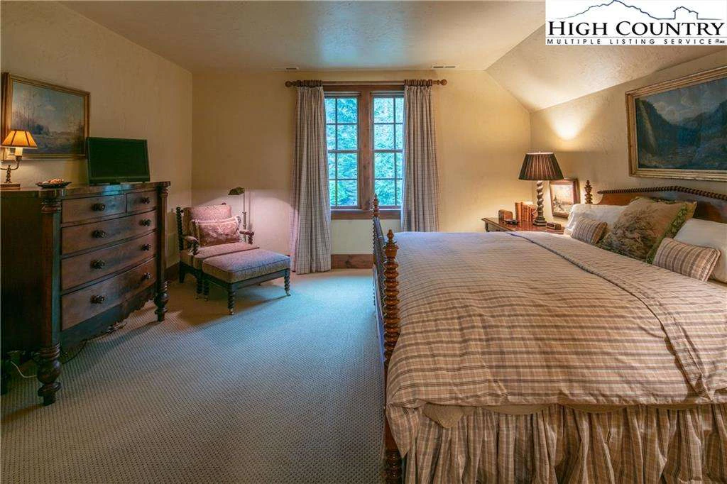 Image number 5 for the current listing