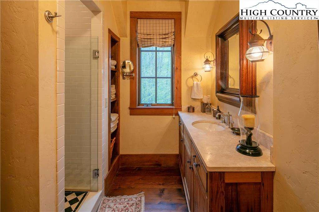 Image number 6 for the current listing