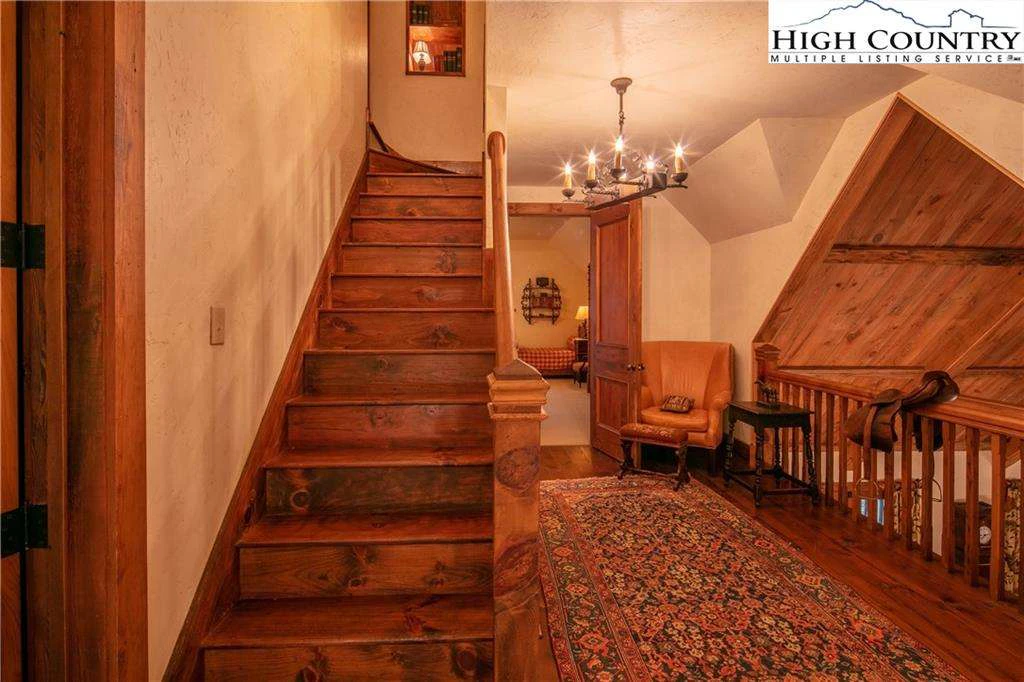 Image number 8 for the current listing