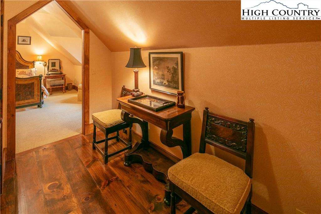 Image number 9 for the current listing