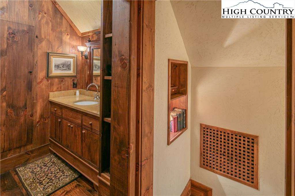 Image number 10 for the current listing