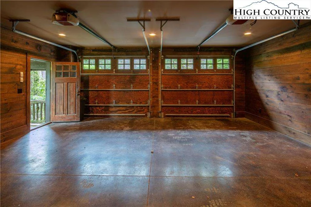 Image number 14 for the current listing