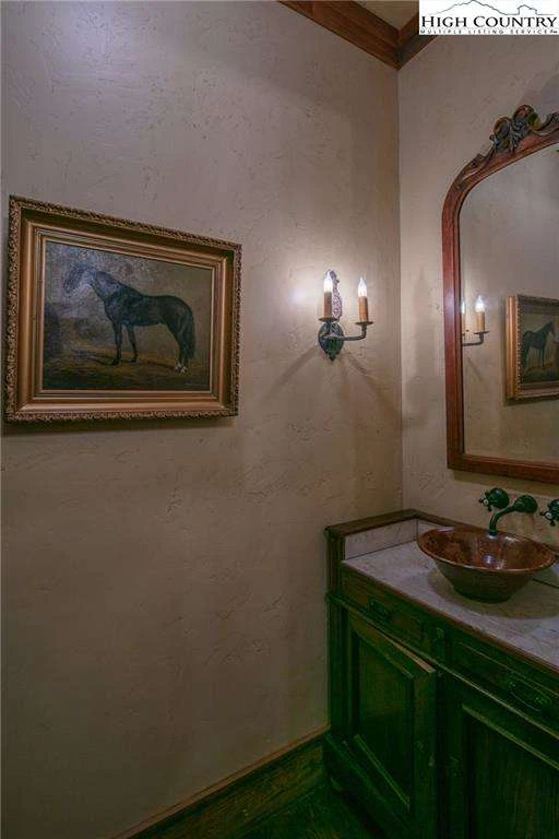 Image number 31 for the current listing