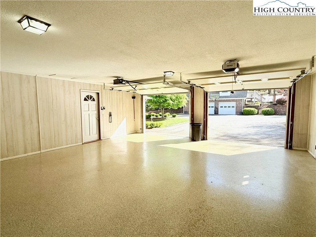 Image number 18 for the current listing