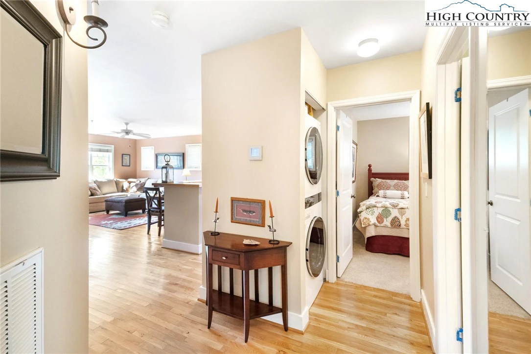 Image number 4 for the current listing