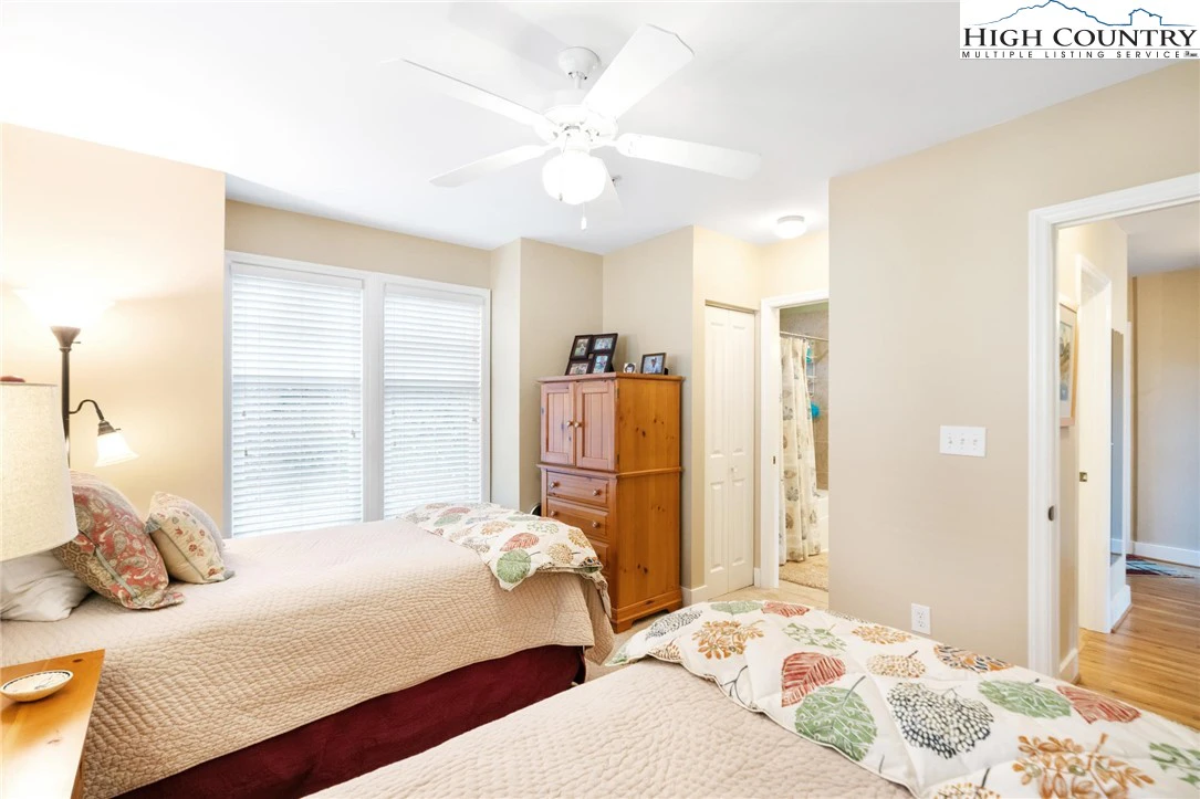 Image number 5 for the current listing