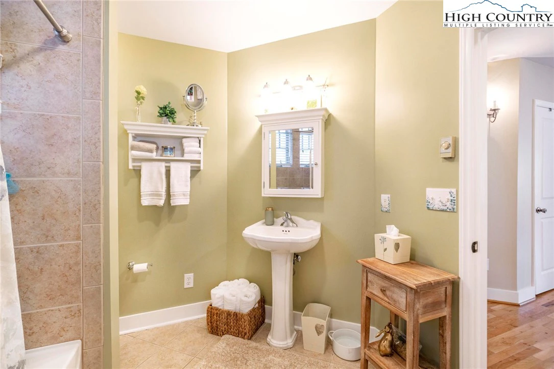 Image number 9 for the current listing