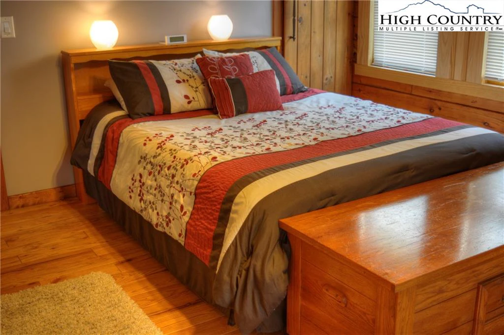 Image number 2 for the current listing